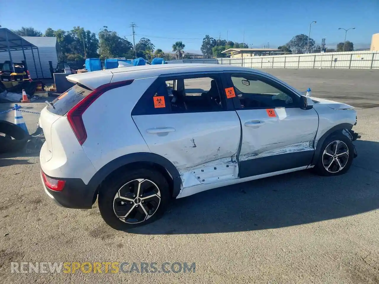 3 fotografías del automóvil dañado KNDCP3LE1T5330626 KIA NIRO 2026