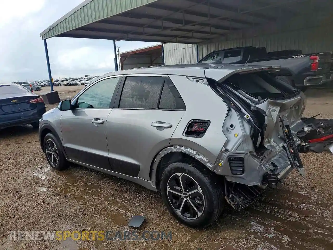 2 fotografías del automóvil dañado KNDCP3LE2T5317237 KIA NIRO 2026