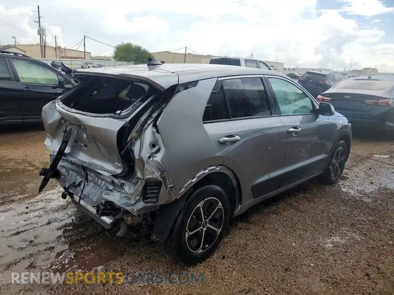 3 fotografías del automóvil dañado KNDCP3LE2T5317237 KIA NIRO 2026