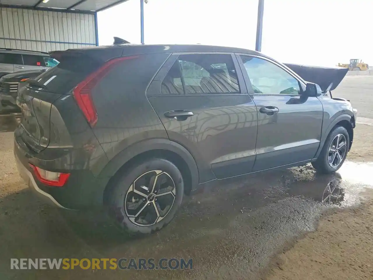 3 fotografías del automóvil dañado KNDCP3LE3T5338095 KIA NIRO 2026