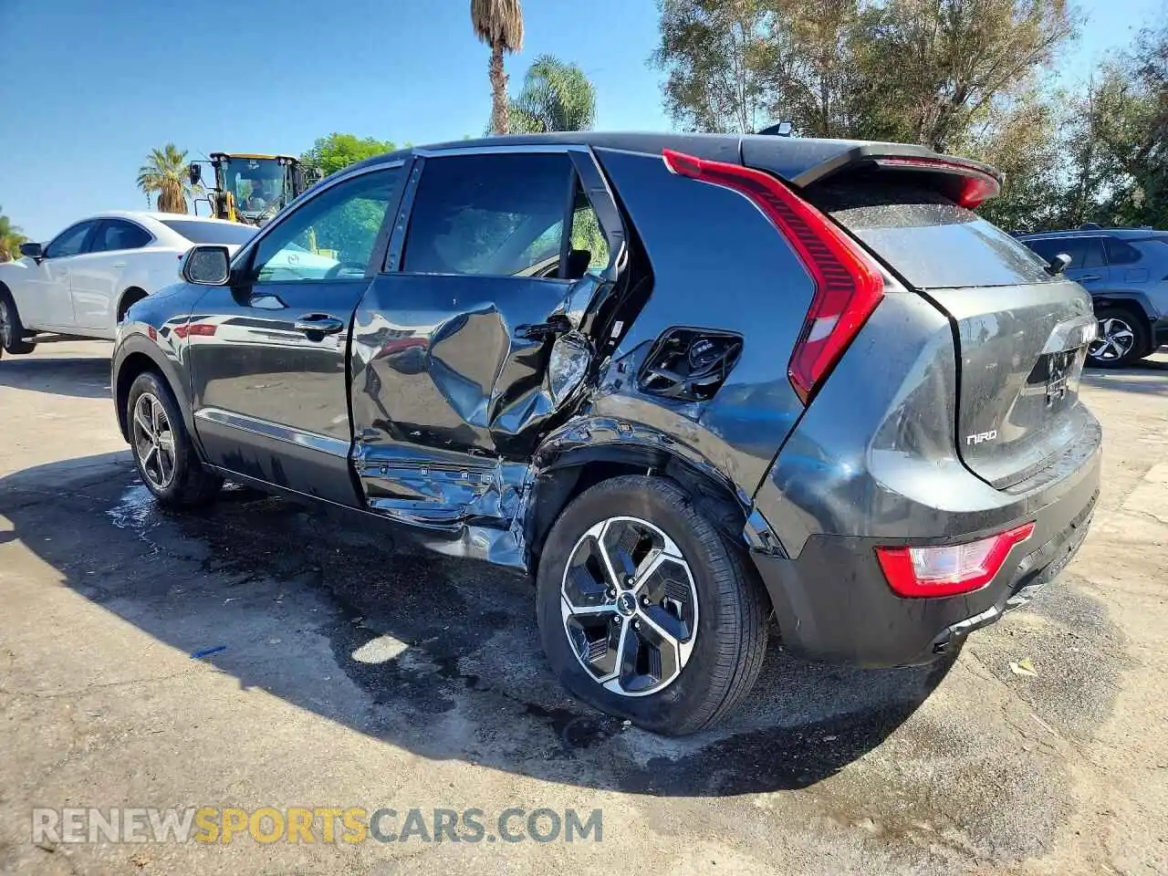 2 fotografías del automóvil dañado KNDCP3LE3T5364261 KIA NIRO 2026