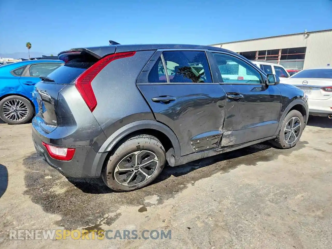 3 fotografías del automóvil dañado KNDCP3LE3T5364261 KIA NIRO 2026