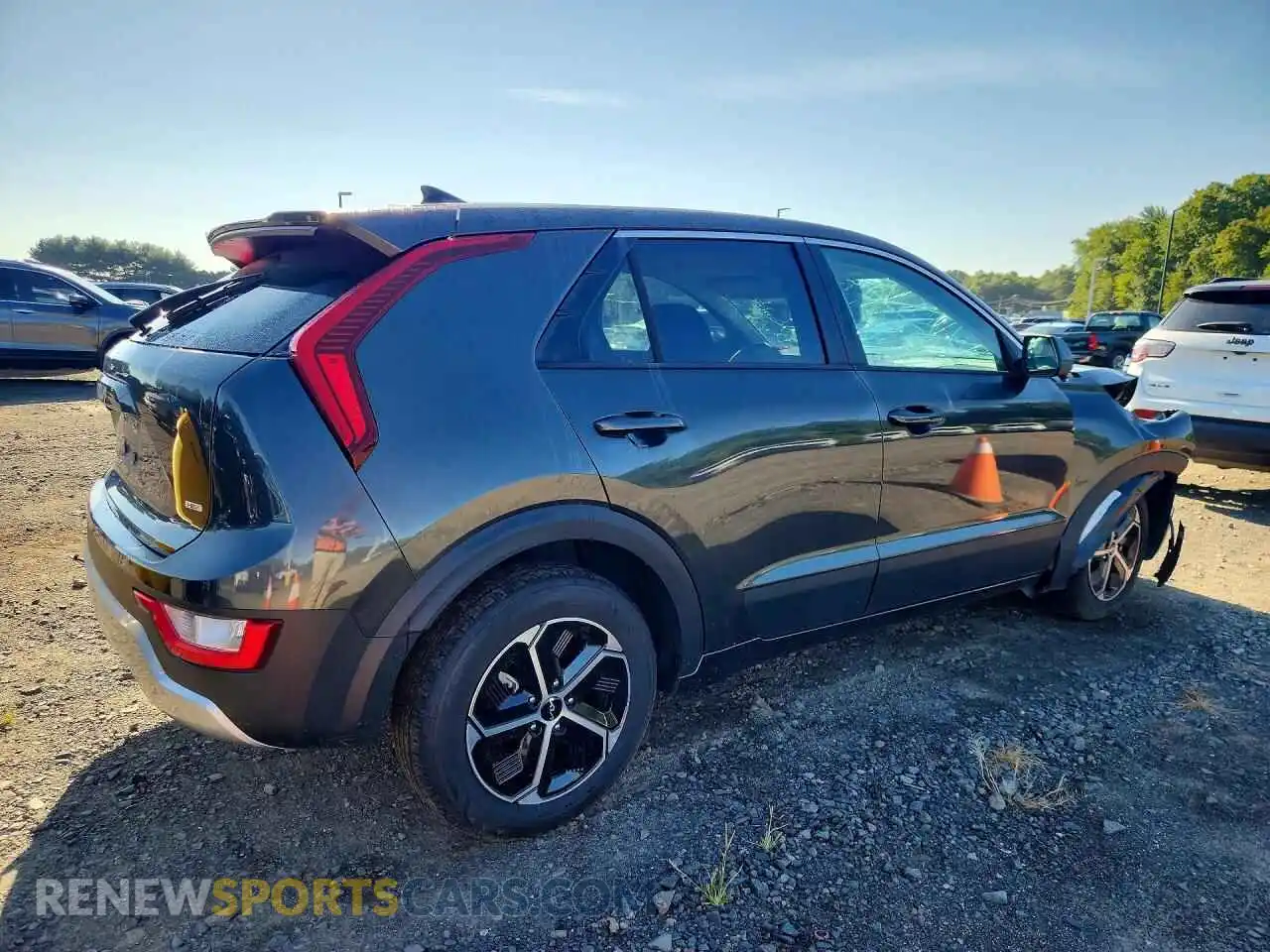 3 fotografías del automóvil dañado KNDCP3LE4T5316204 KIA NIRO 2026