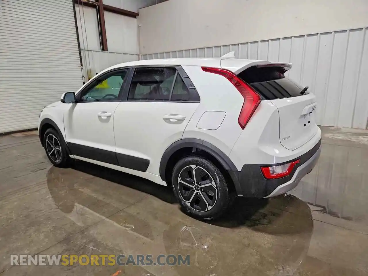 2 fotografías del automóvil dañado KNDCP3LE4T5322777 KIA NIRO 2026
