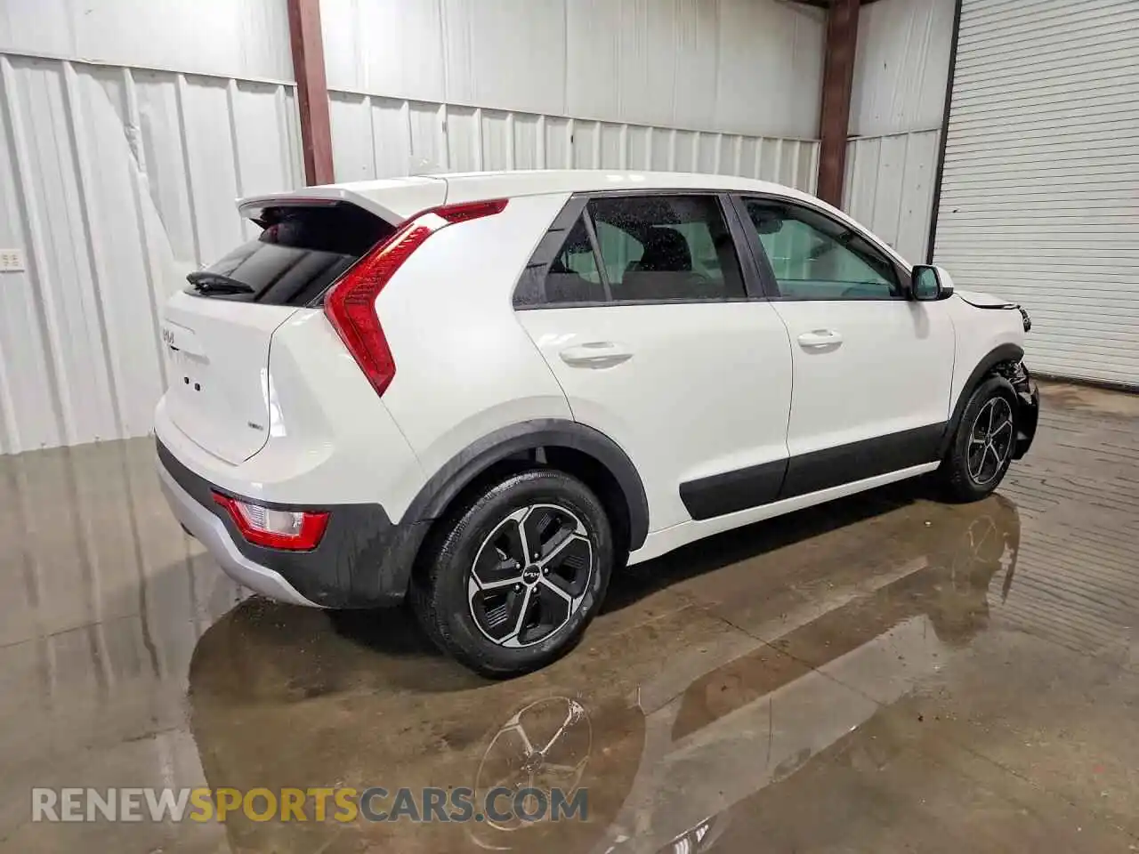 3 fotografías del automóvil dañado KNDCP3LE4T5322777 KIA NIRO 2026