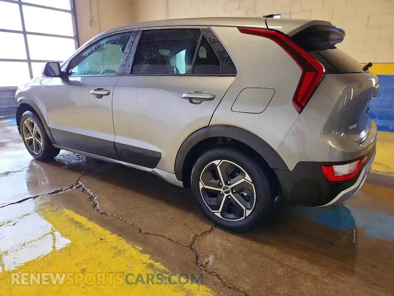 2 fotografías del automóvil dañado KNDCP3LE5T5320410 KIA NIRO 2026