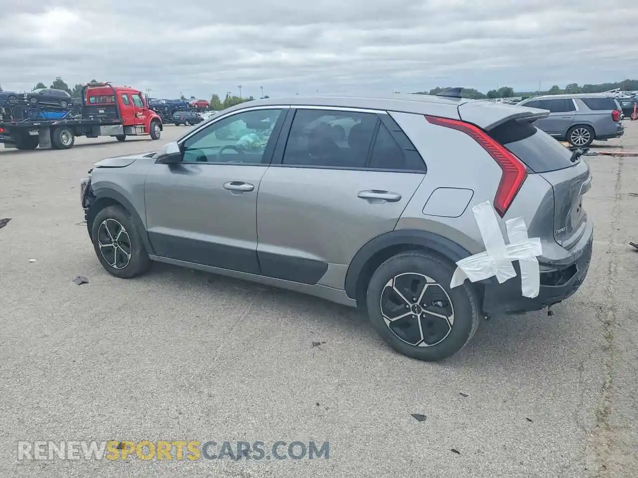 2 fotografías del automóvil dañado KNDCP3LE5T5322691 KIA NIRO 2026