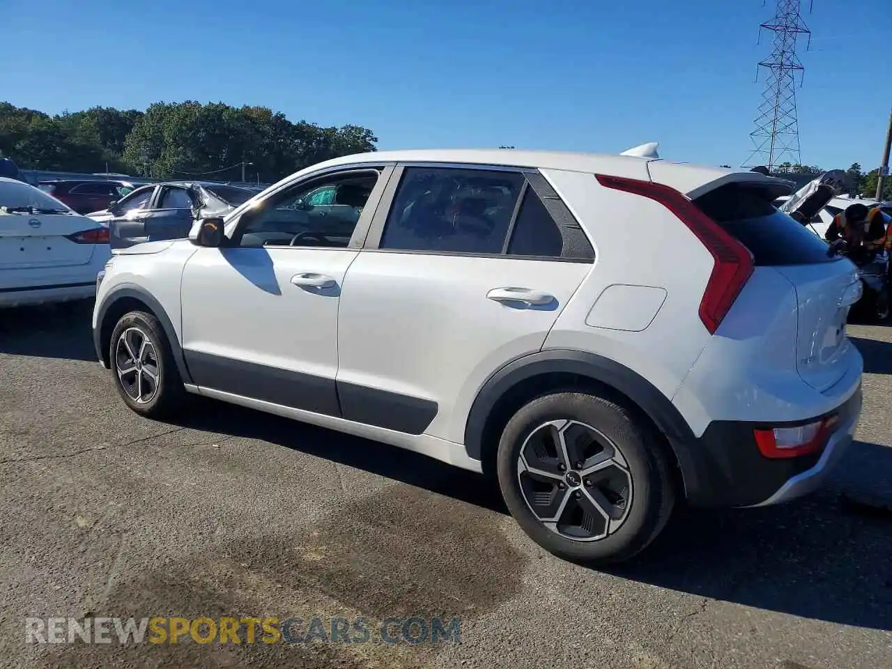 2 fotografías del automóvil dañado KNDCP3LE5T5329043 KIA NIRO 2026
