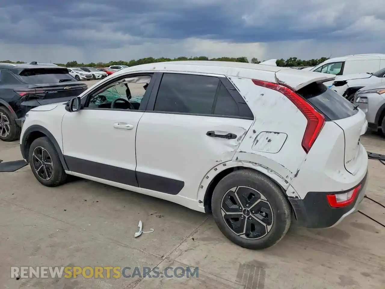 2 Photograph of a damaged car KNDCP3LE6T5367333 KIA NIRO 2026