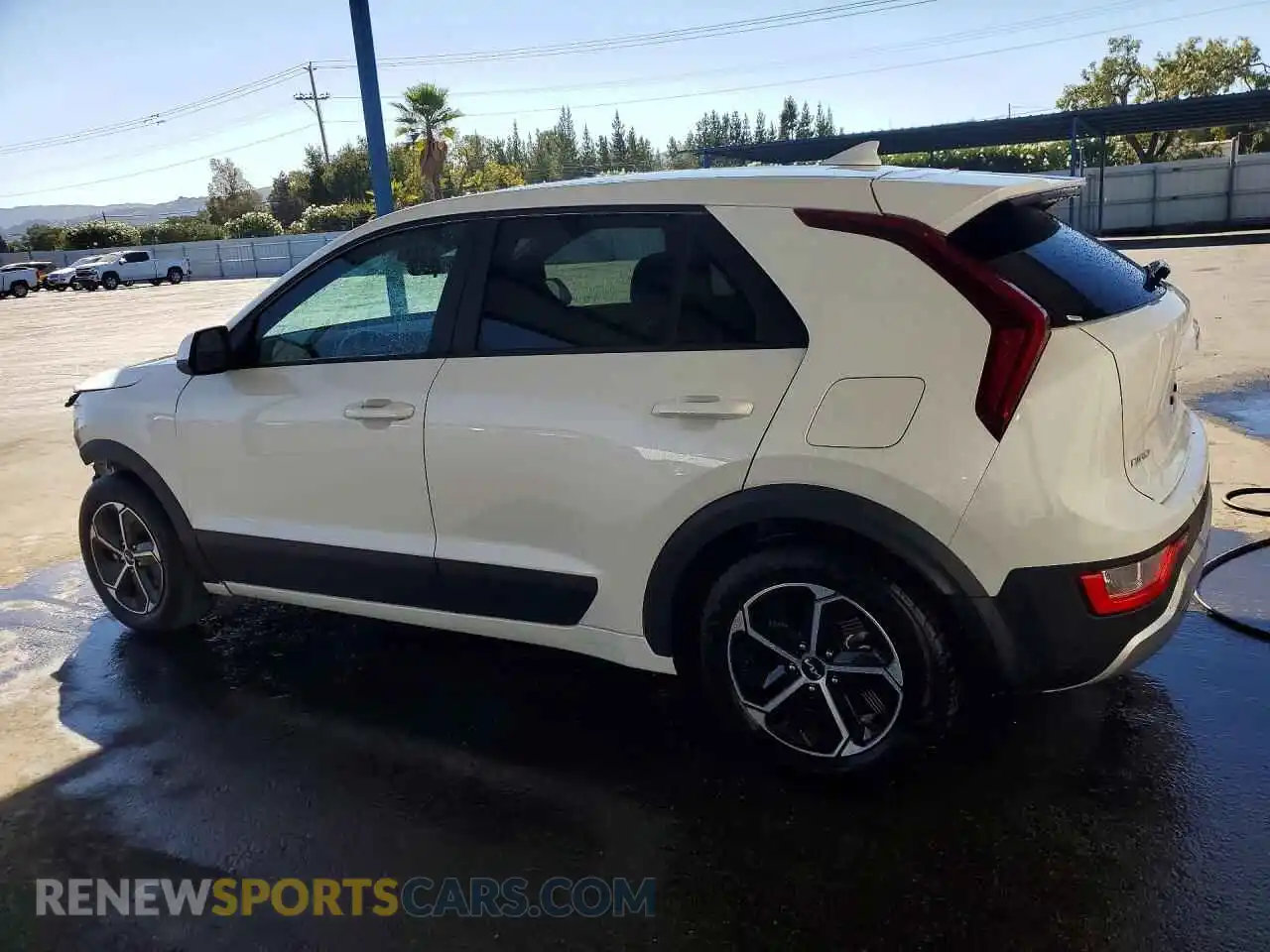 2 fotografías del automóvil dañado KNDCP3LE7T5328847 KIA NIRO 2026