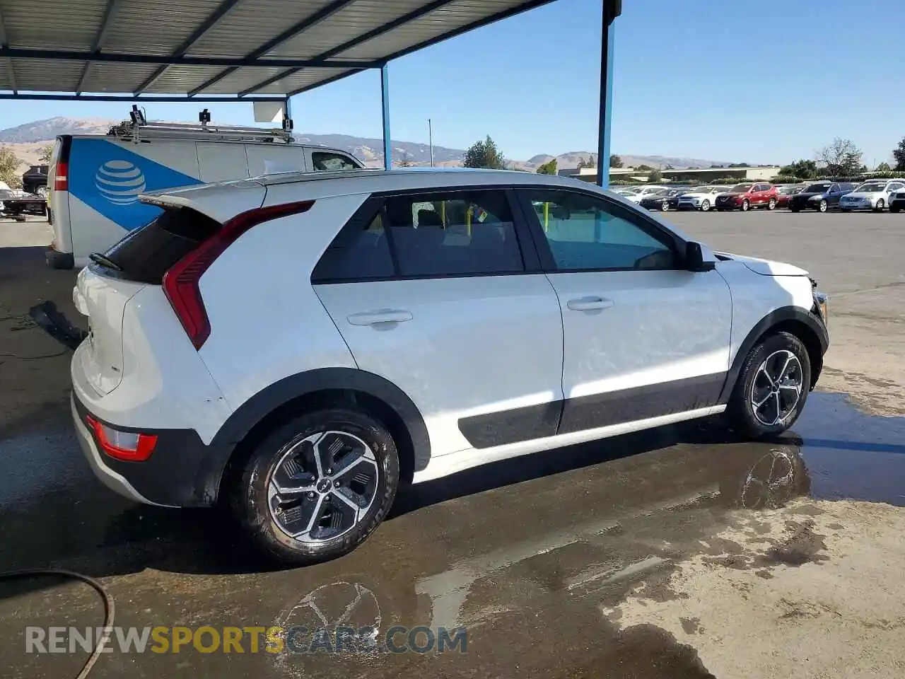 3 fotografías del automóvil dañado KNDCP3LE7T5328847 KIA NIRO 2026