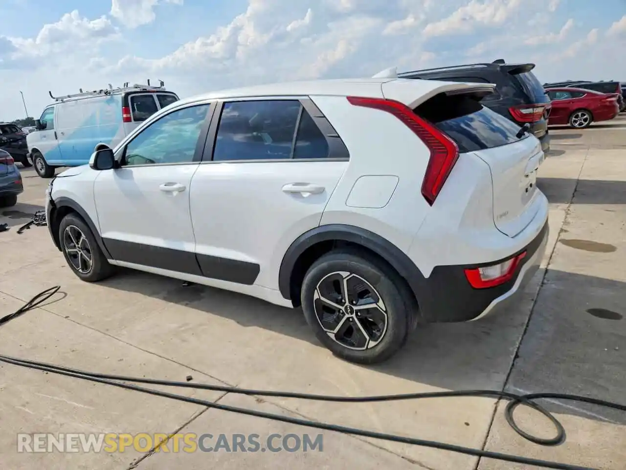 2 fotografías del automóvil dañado KNDCP3LE9T5346007 KIA NIRO 2026