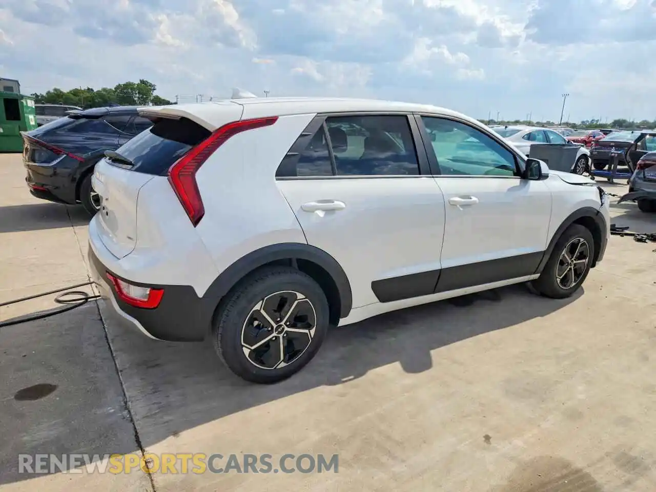 3 fotografías del automóvil dañado KNDCP3LE9T5346007 KIA NIRO 2026