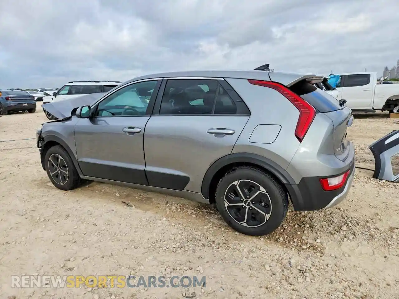 2 fotografías del automóvil dañado KNDCP3LE9T5363664 KIA NIRO 2026