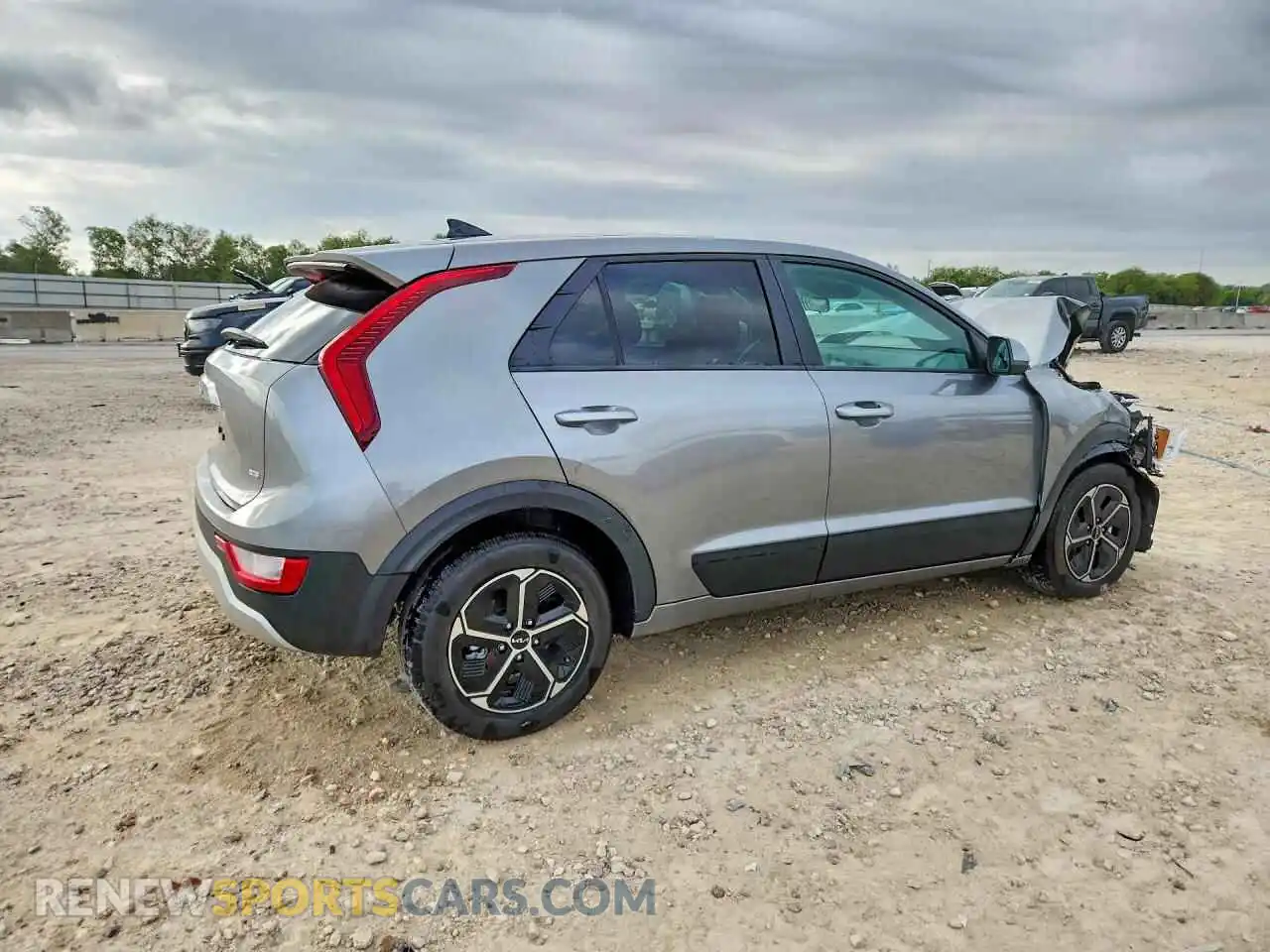 3 fotografías del automóvil dañado KNDCP3LE9T5363664 KIA NIRO 2026