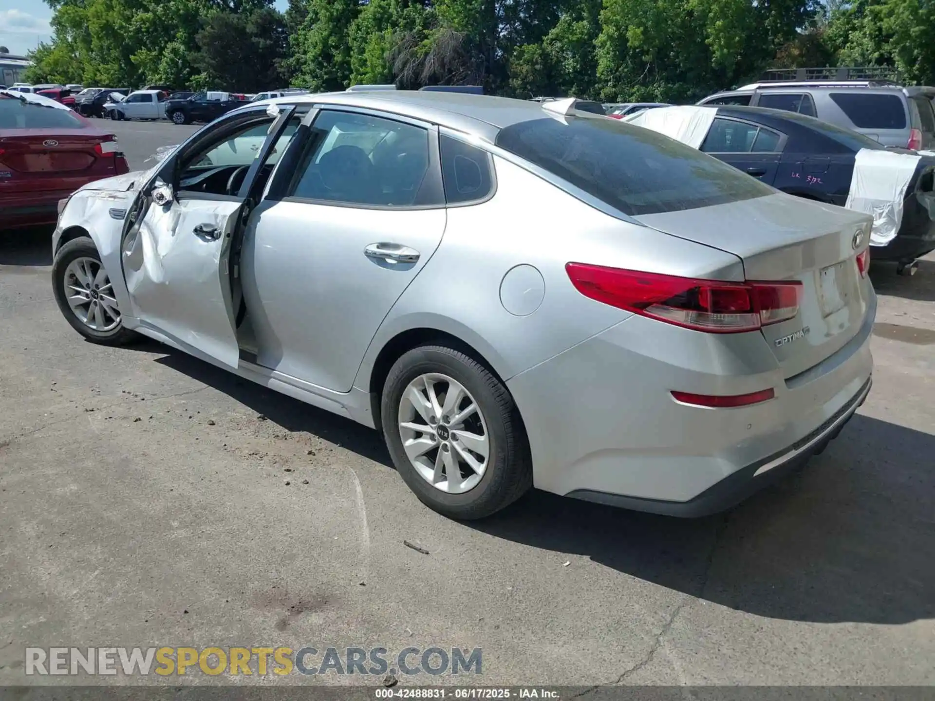 3 Photograph of a damaged car 5XXGT4L36KG283413 KIA OPTIMA 2019