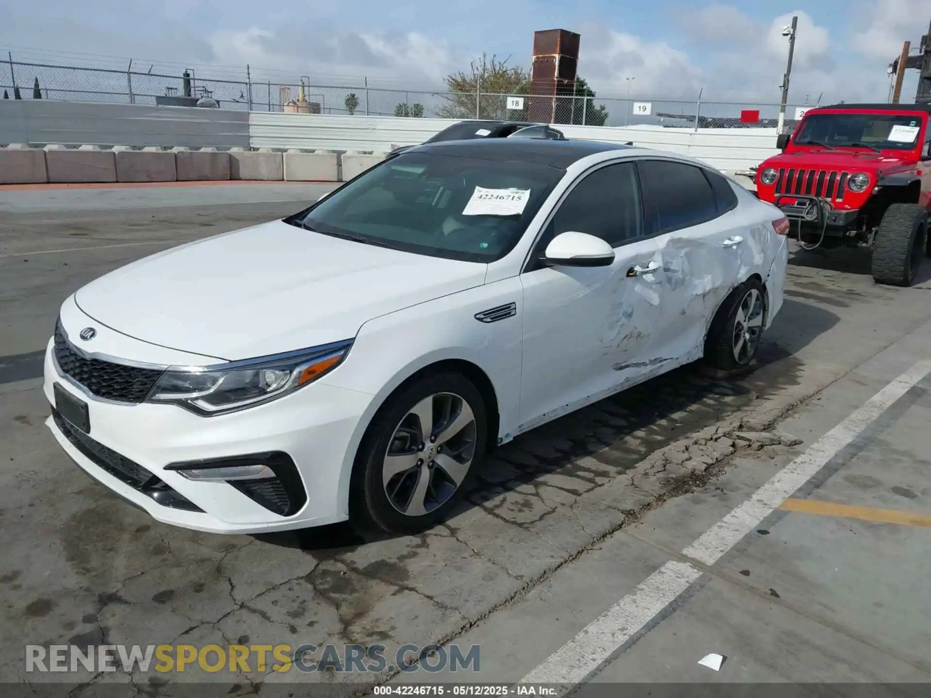 2 fotografías del automóvil dañado 5XXGT4L39KG363899 KIA OPTIMA 2019