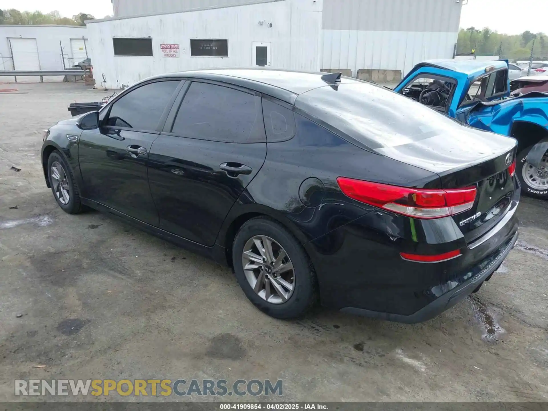 3 Photograph of a damaged car 5XXGT4L30LG384397 KIA OPTIMA 2020