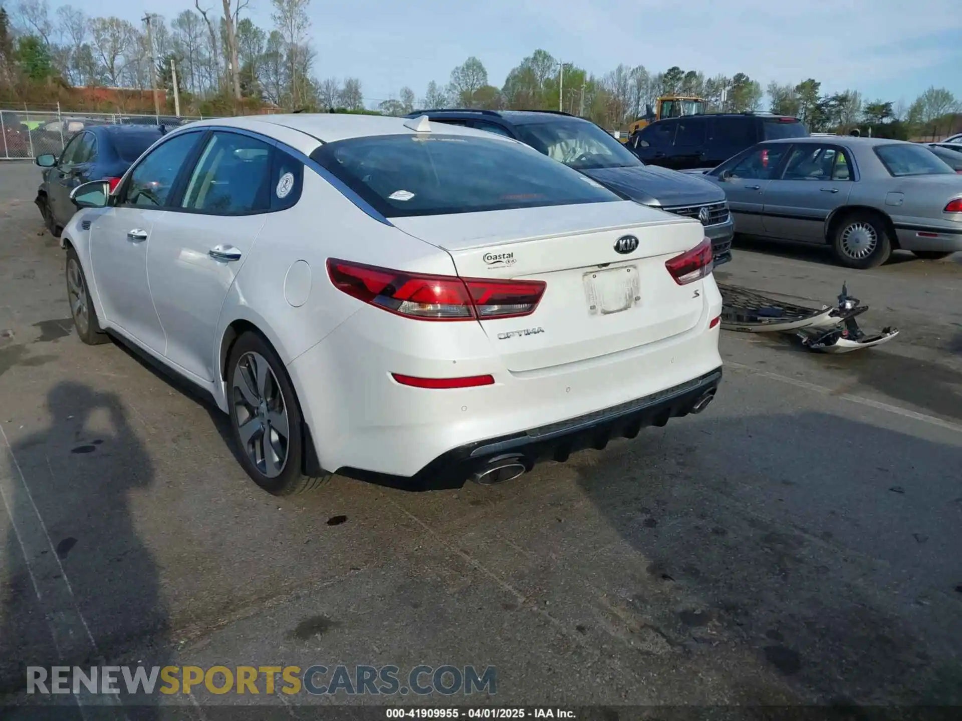 3 Photograph of a damaged car 5XXGT4L36LG424207 KIA OPTIMA 2020