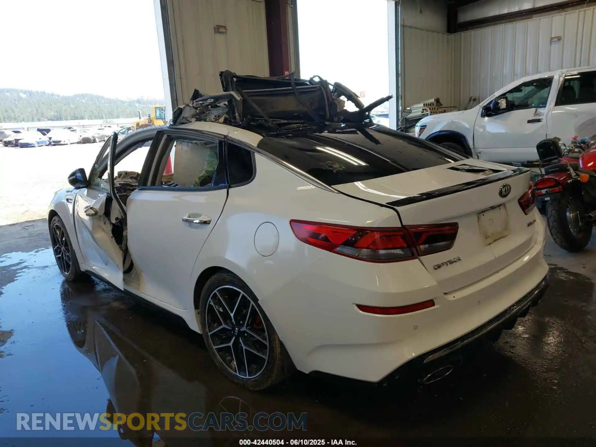 3 Photograph of a damaged car 5XXGW4L22LG422808 KIA OPTIMA 2020
