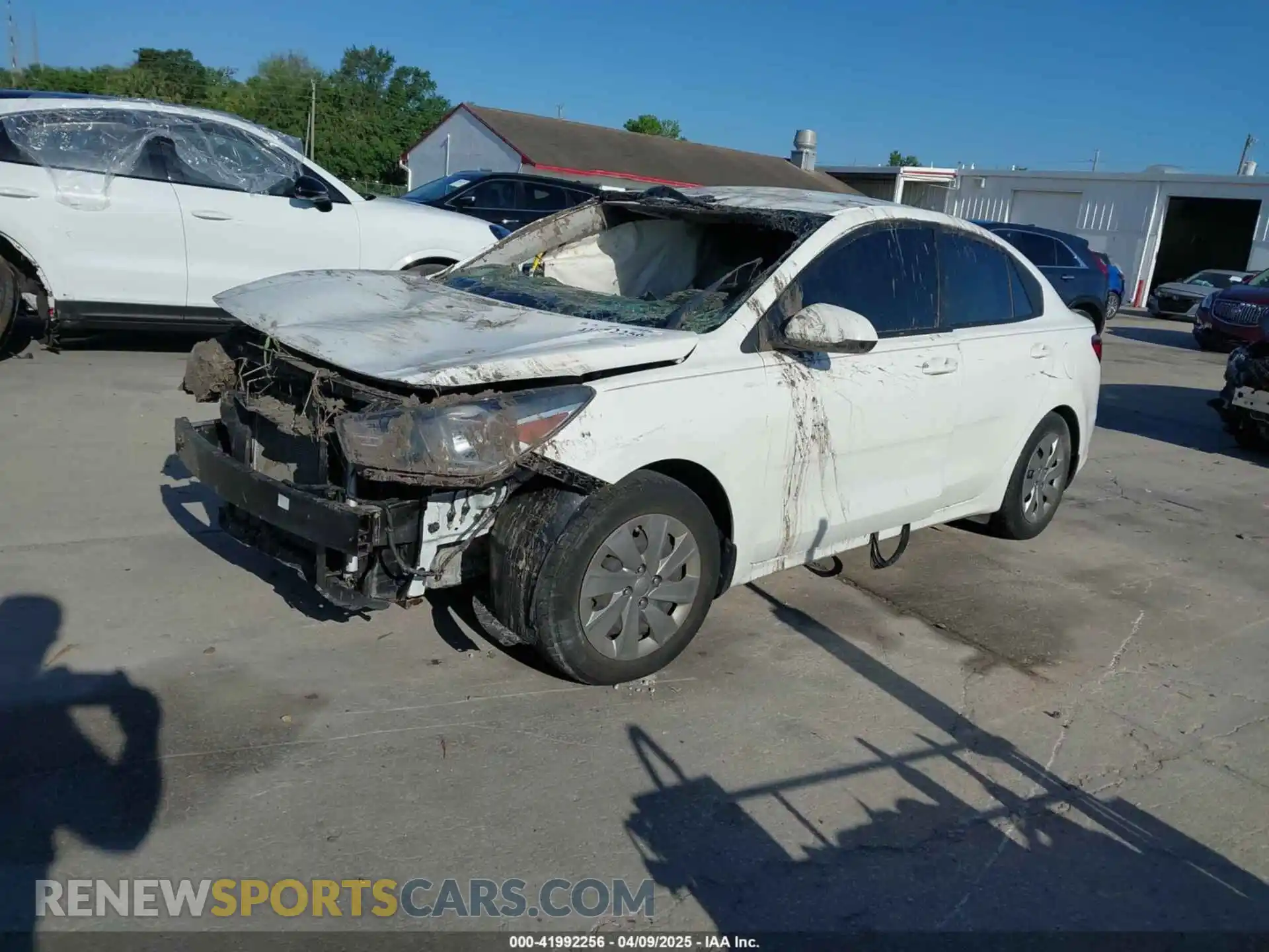 2 fotografías del automóvil dañado 3KPA24AD1LE296424 KIA RIO 2020