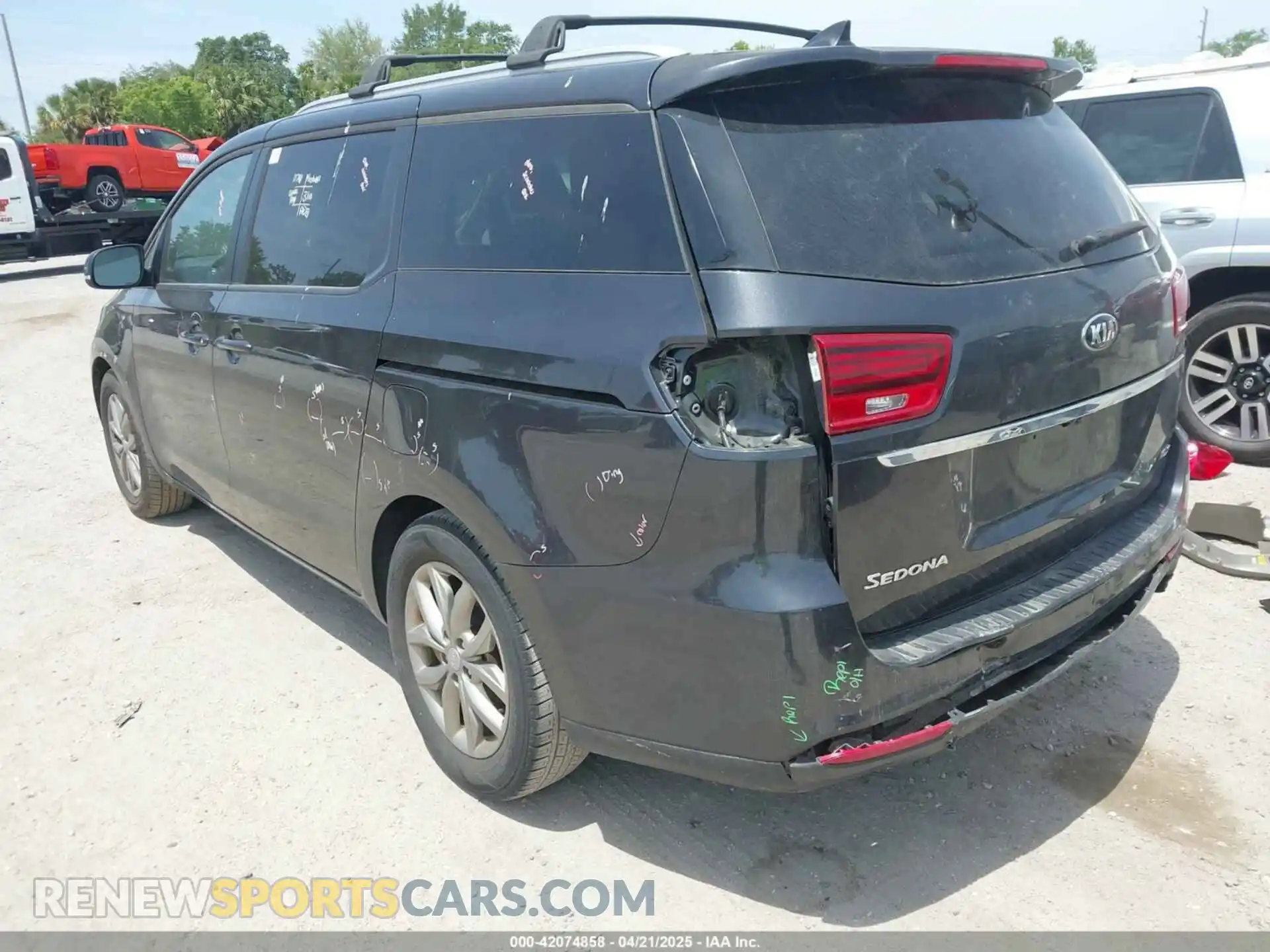 3 Фотография поврежденного автомобиля KNDMB5C14L6596843 KIA SEDONA 2020