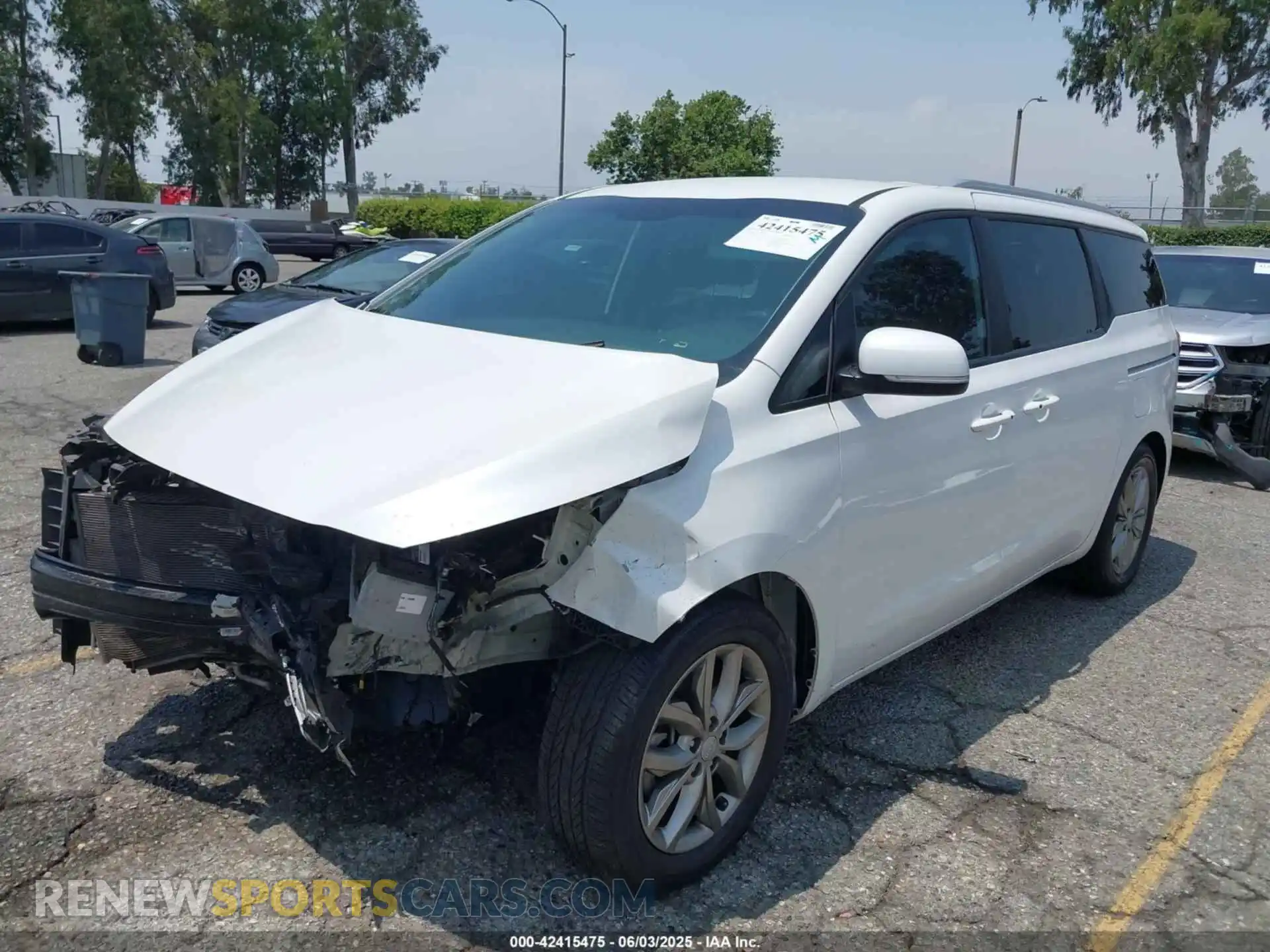 2 Photograph of a damaged car KNDMB5C17L6608371 KIA SEDONA 2020