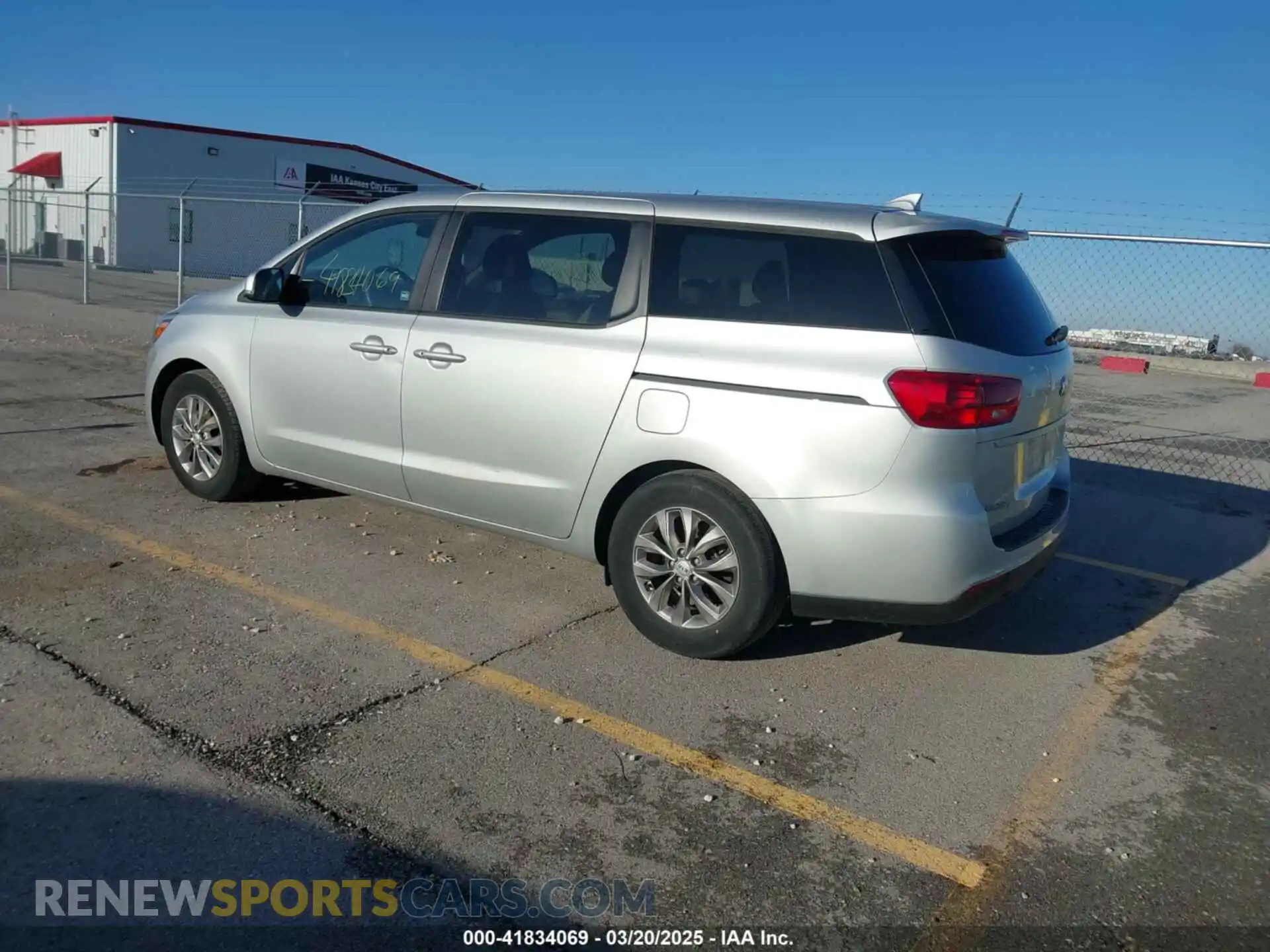 3 fotografías del automóvil dañado KNDMB5C18M6673540 KIA SEDONA 2021