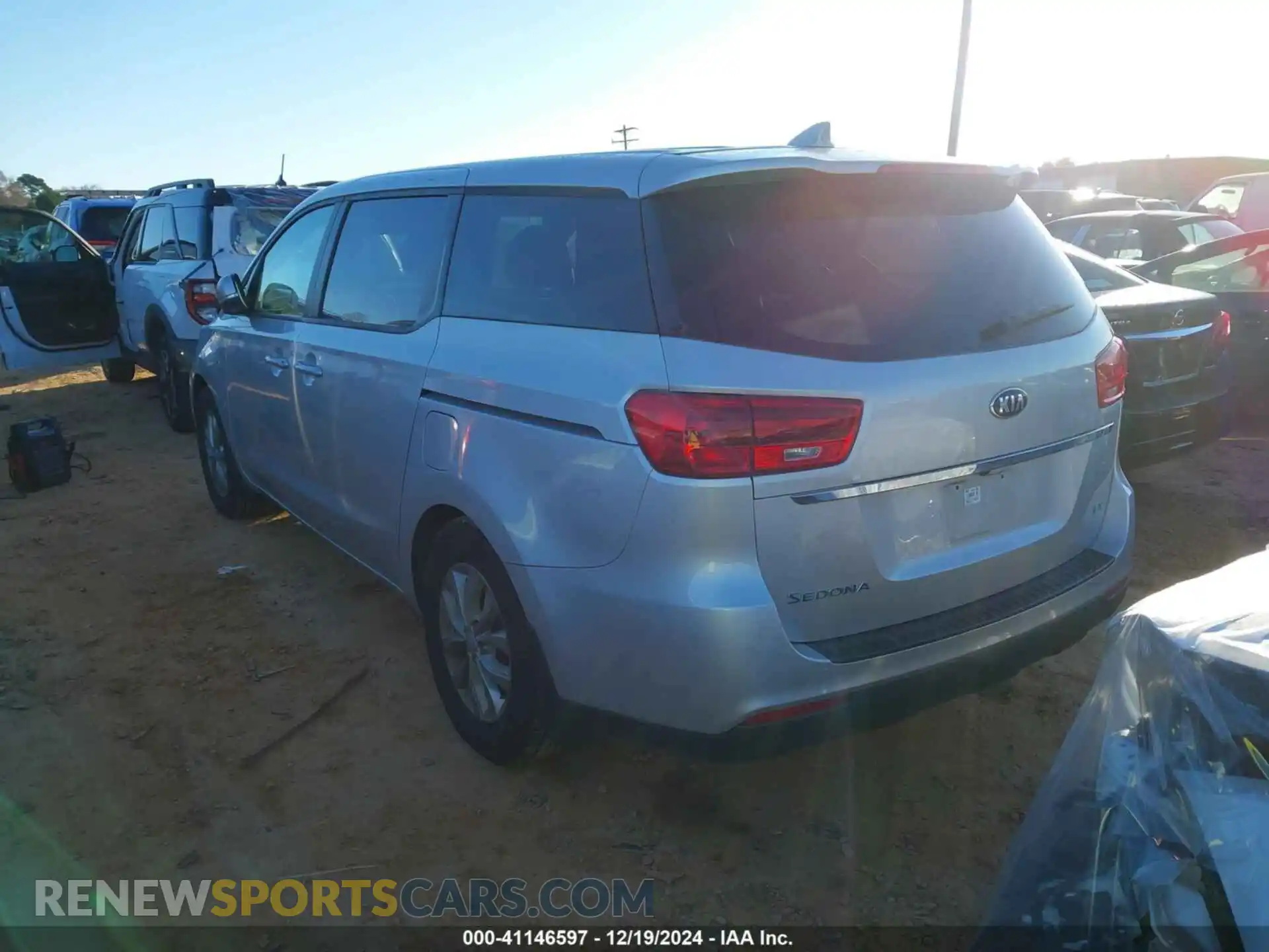 3 Photograph of a damaged car KNDMB5C19M6671635 KIA SEDONA 2021