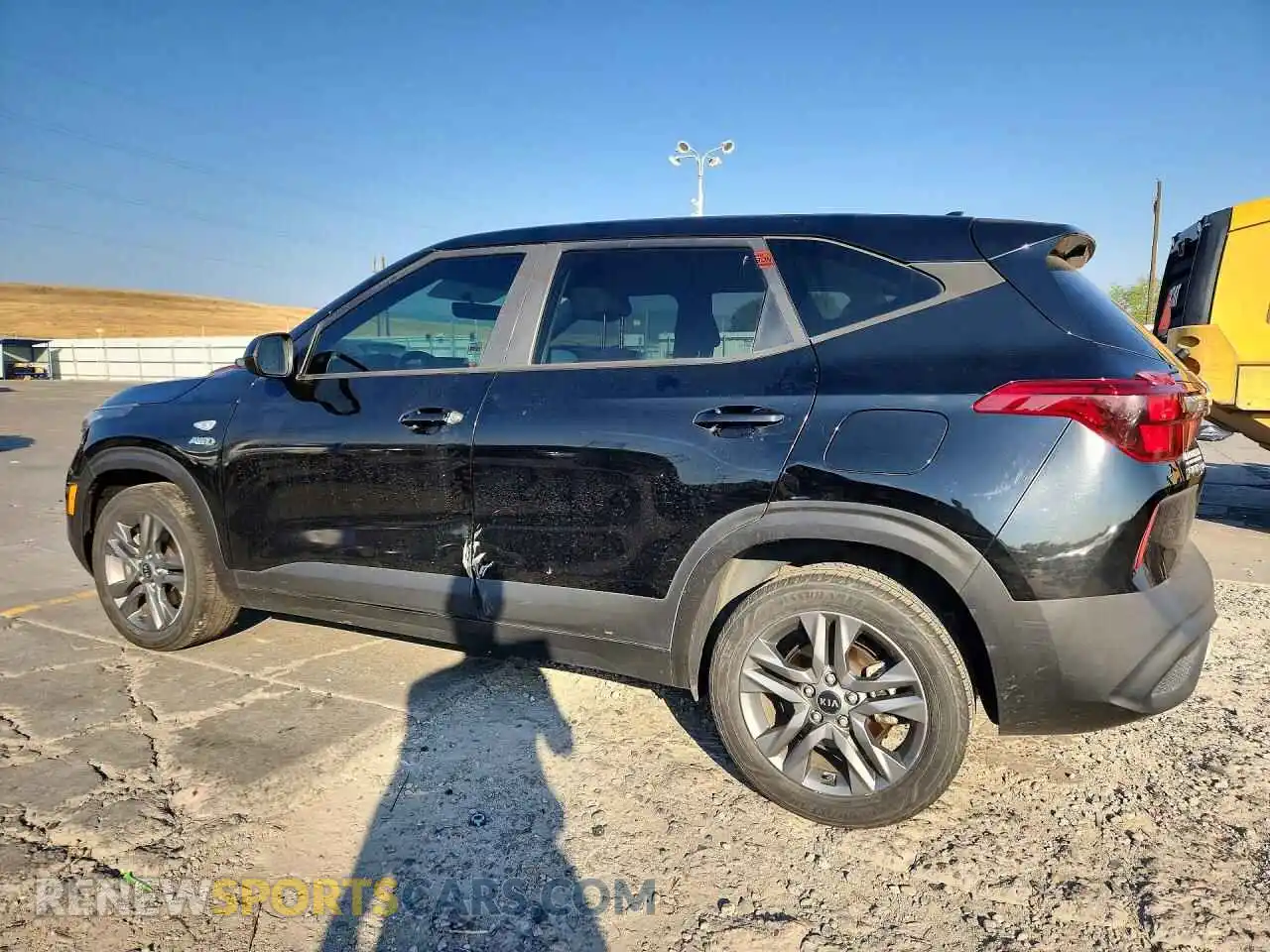 2 fotografías del automóvil dañado KNDEPCAA6M7155594 KIA SELTOS 2021