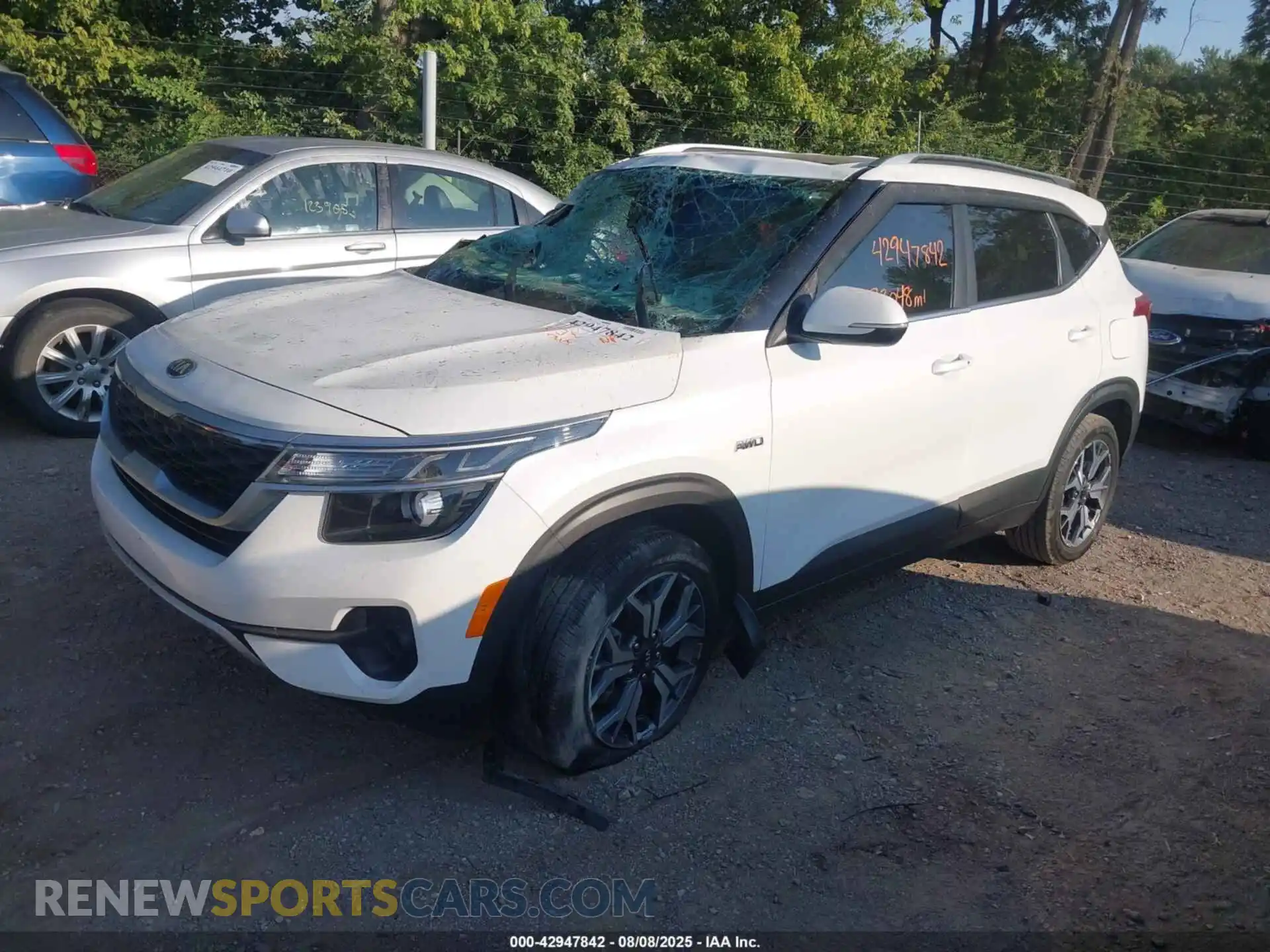 2 fotografías del automóvil dañado KNDERCAA3M7076460 KIA SELTOS 2021