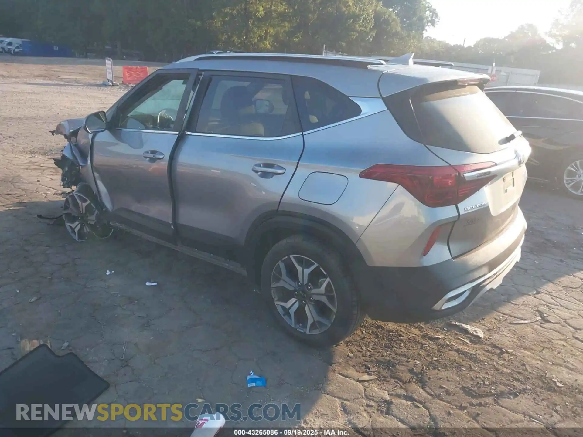 3 Photograph of a damaged car KNDERCAA3M7196338 KIA SELTOS 2021