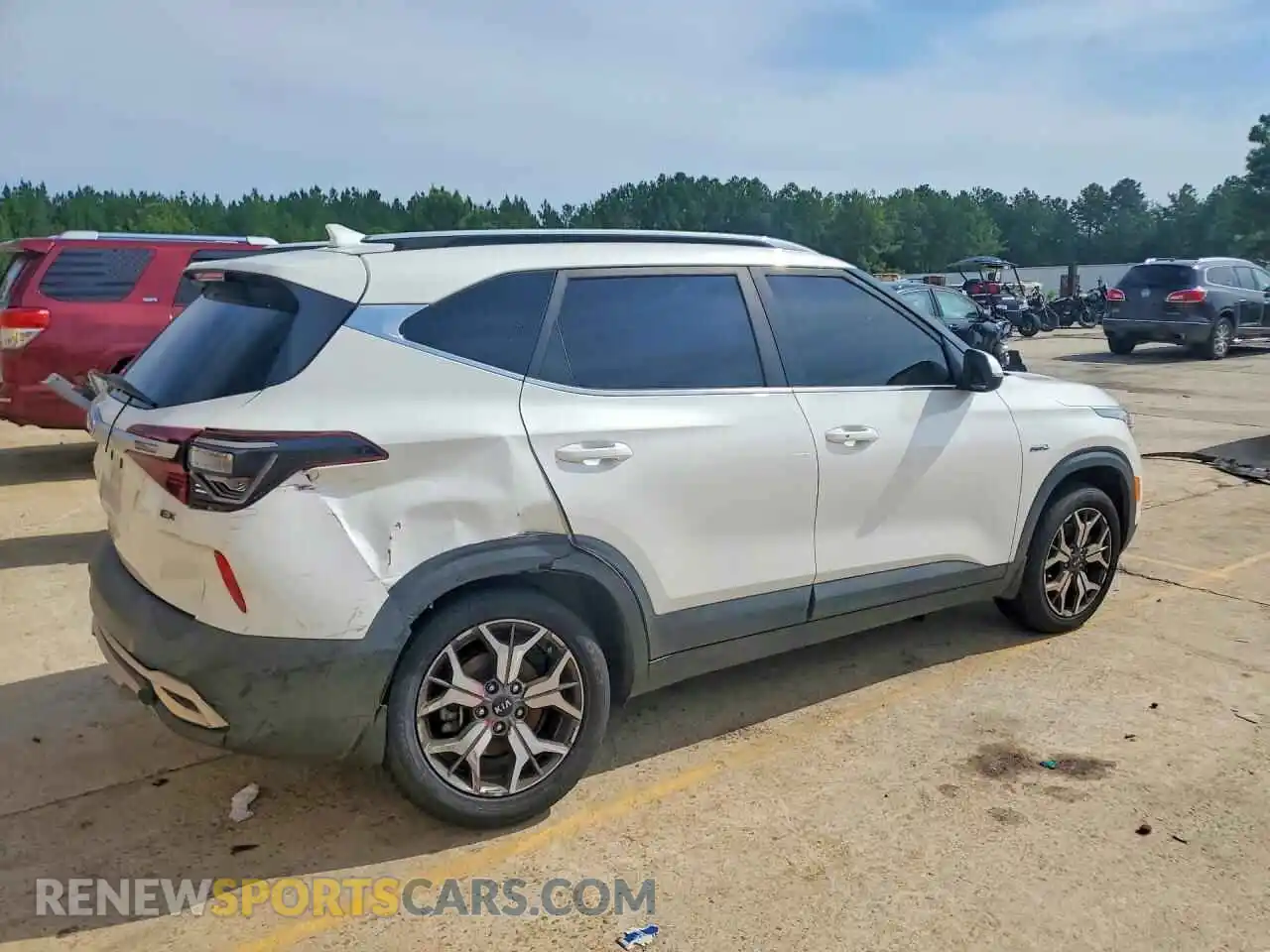 3 Photograph of a damaged car KNDERCAA4M7103343 KIA SELTOS 2021