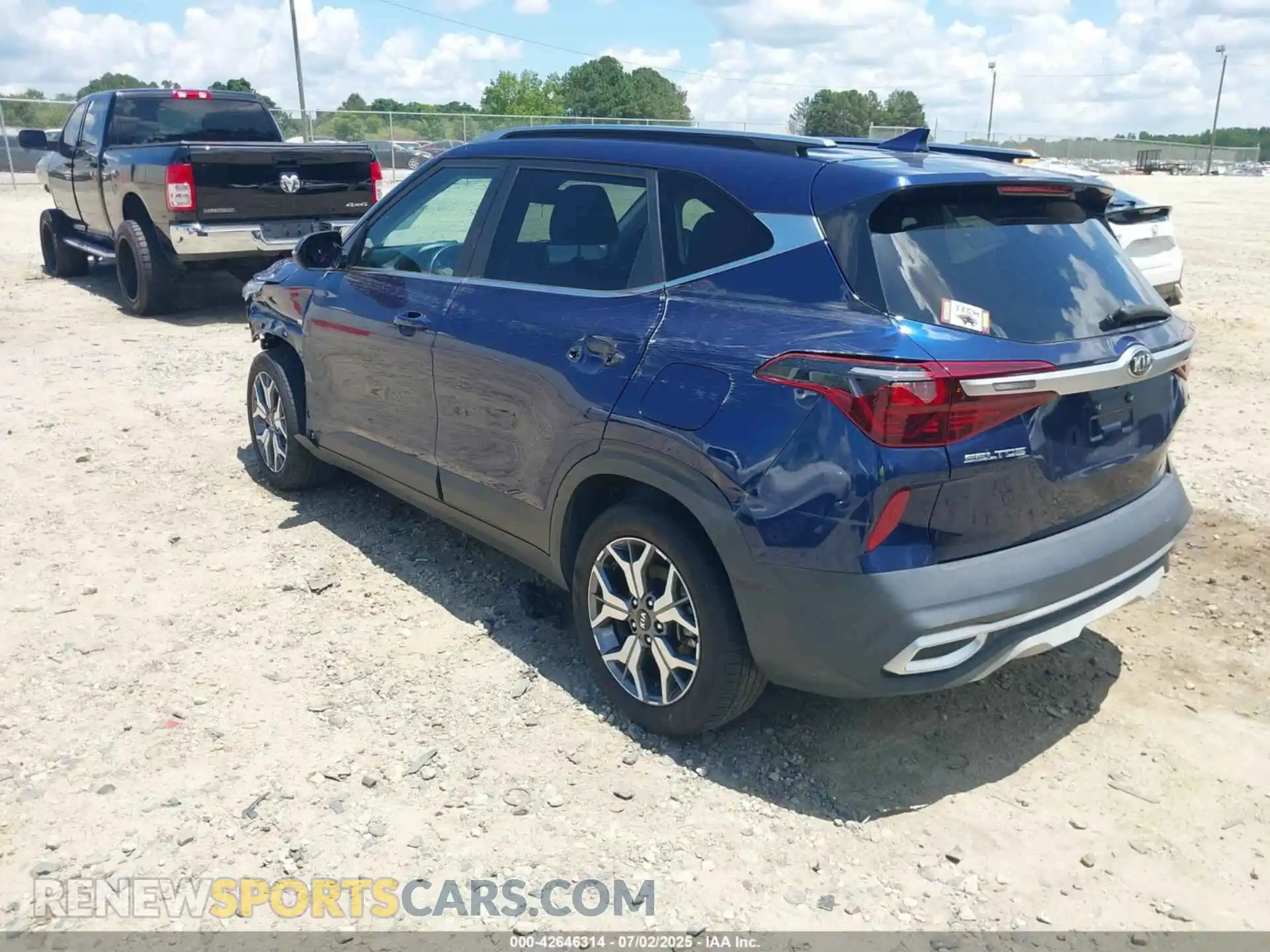 3 Photograph of a damaged car KNDERCAA6M7229414 KIA SELTOS 2021