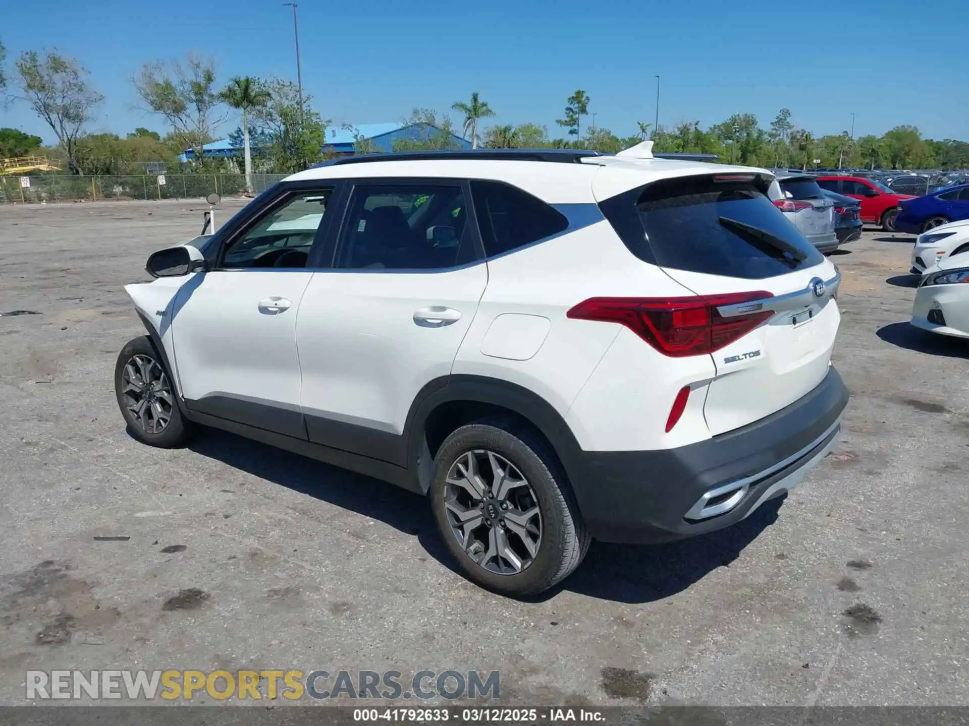 3 Photograph of a damaged car KNDERCAA7M7220933 KIA SELTOS 2021