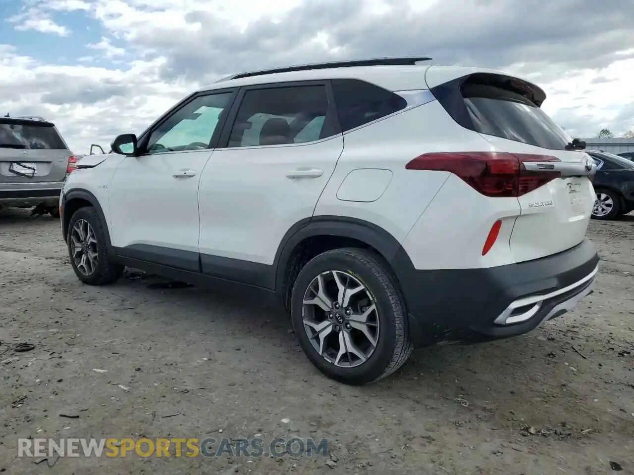 2 fotografías del automóvil dañado KNDERCAA8M7101935 KIA SELTOS 2021