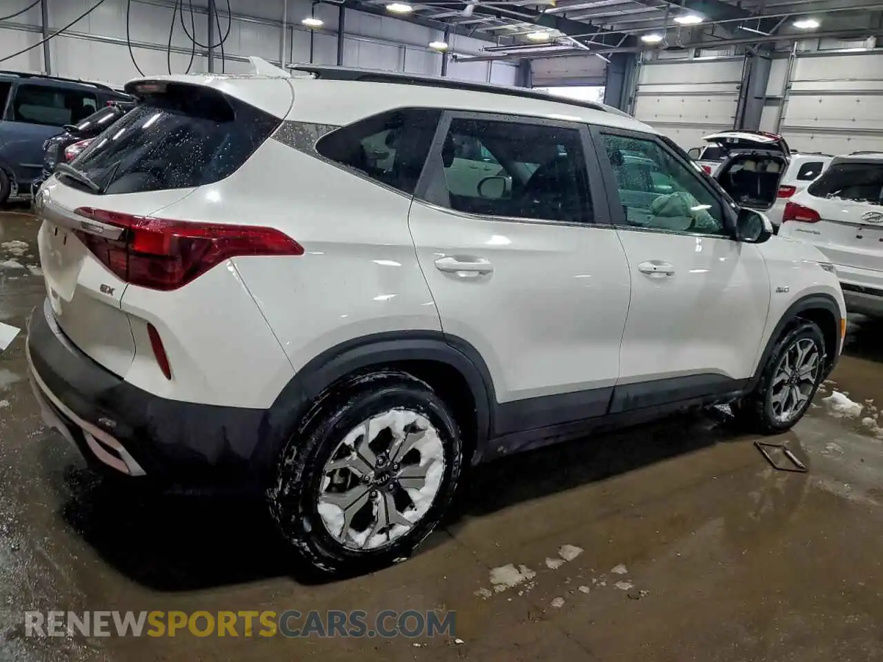 3 Photograph of a damaged car KNDERCAA8M7172097 KIA SELTOS 2021