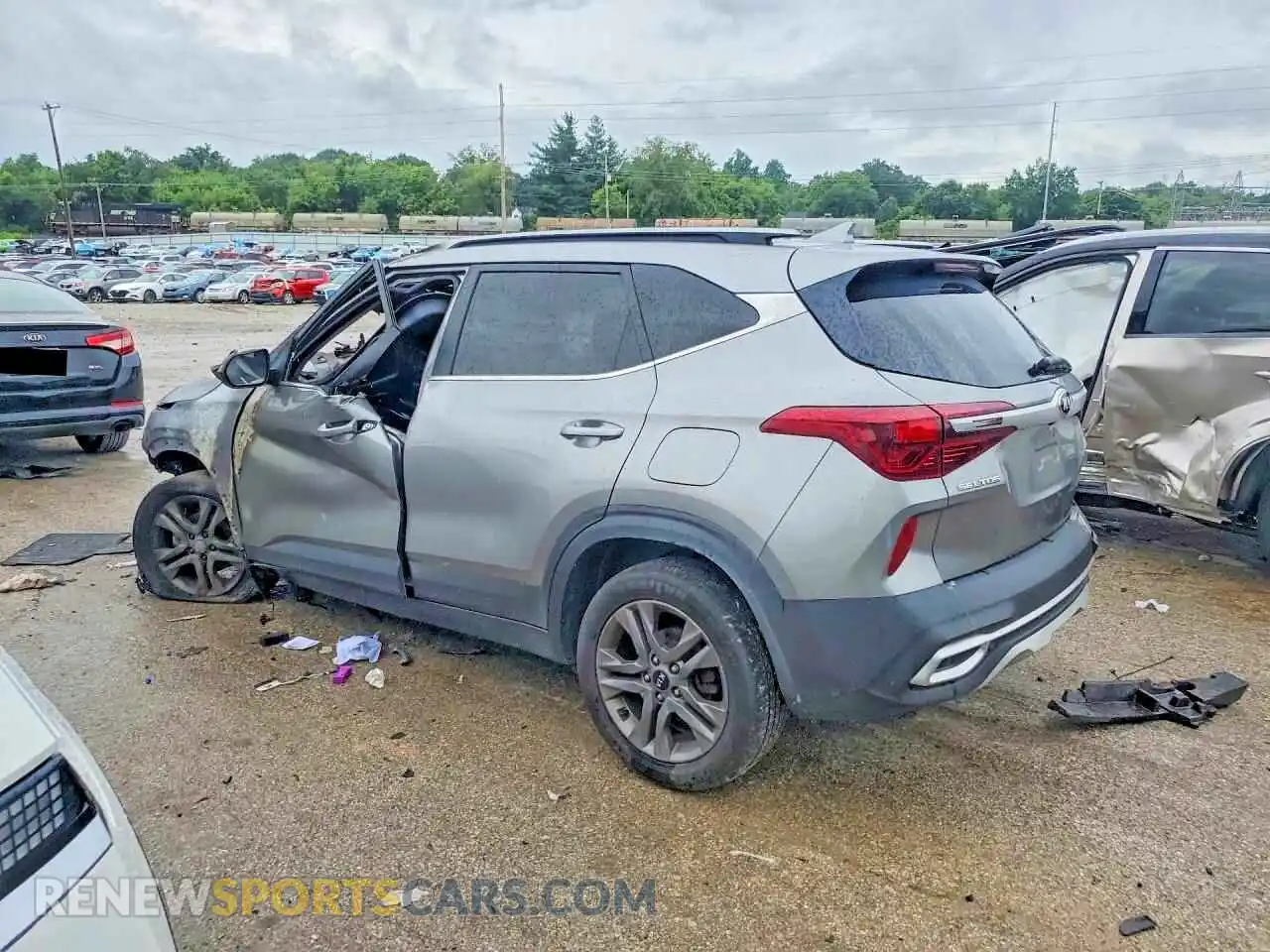 2 fotografías del automóvil dañado KNDEU2AA5M7128132 KIA SELTOS 2021