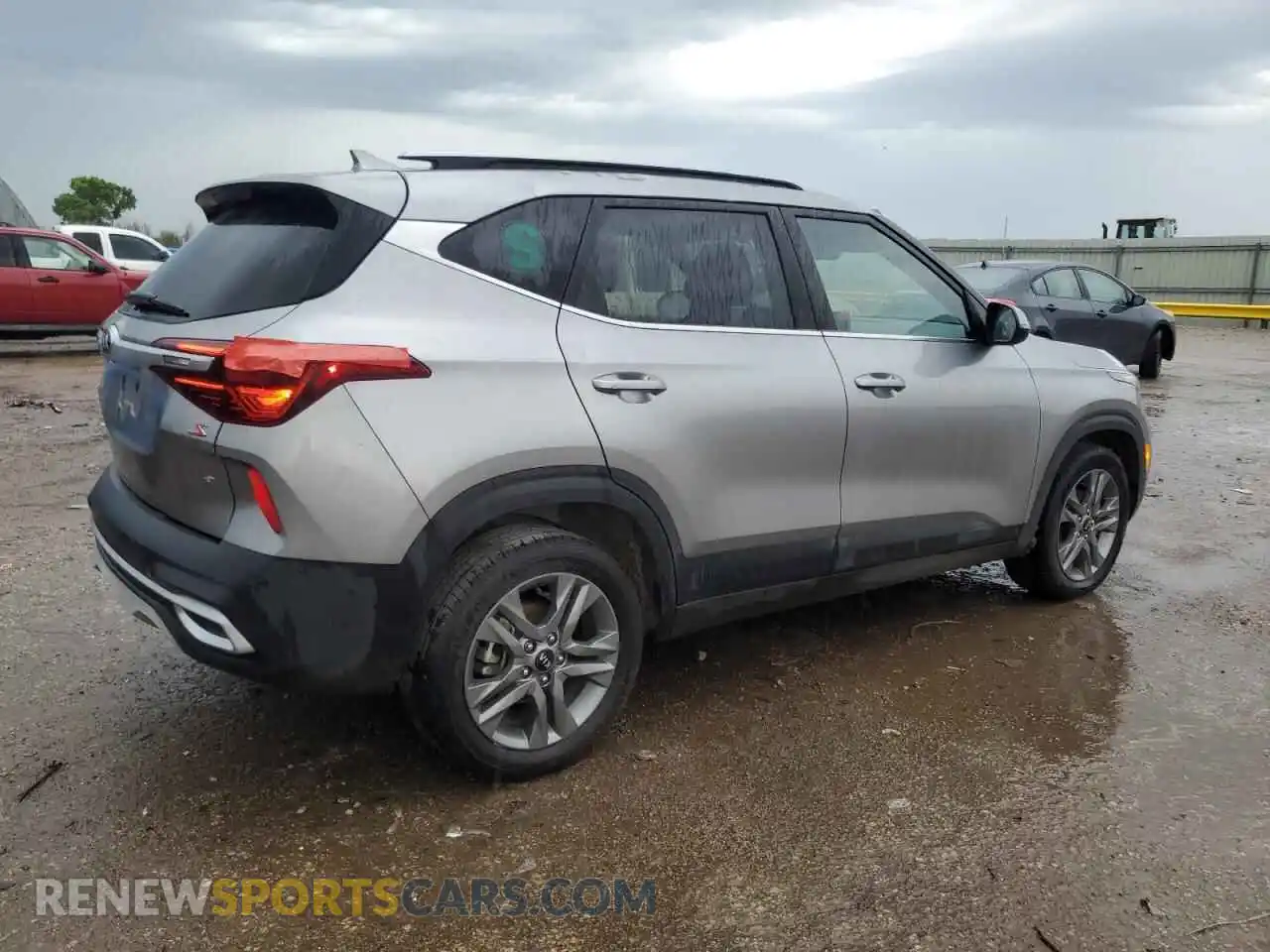 3 Photograph of a damaged car KNDEU2AA9M7111785 KIA SELTOS 2021