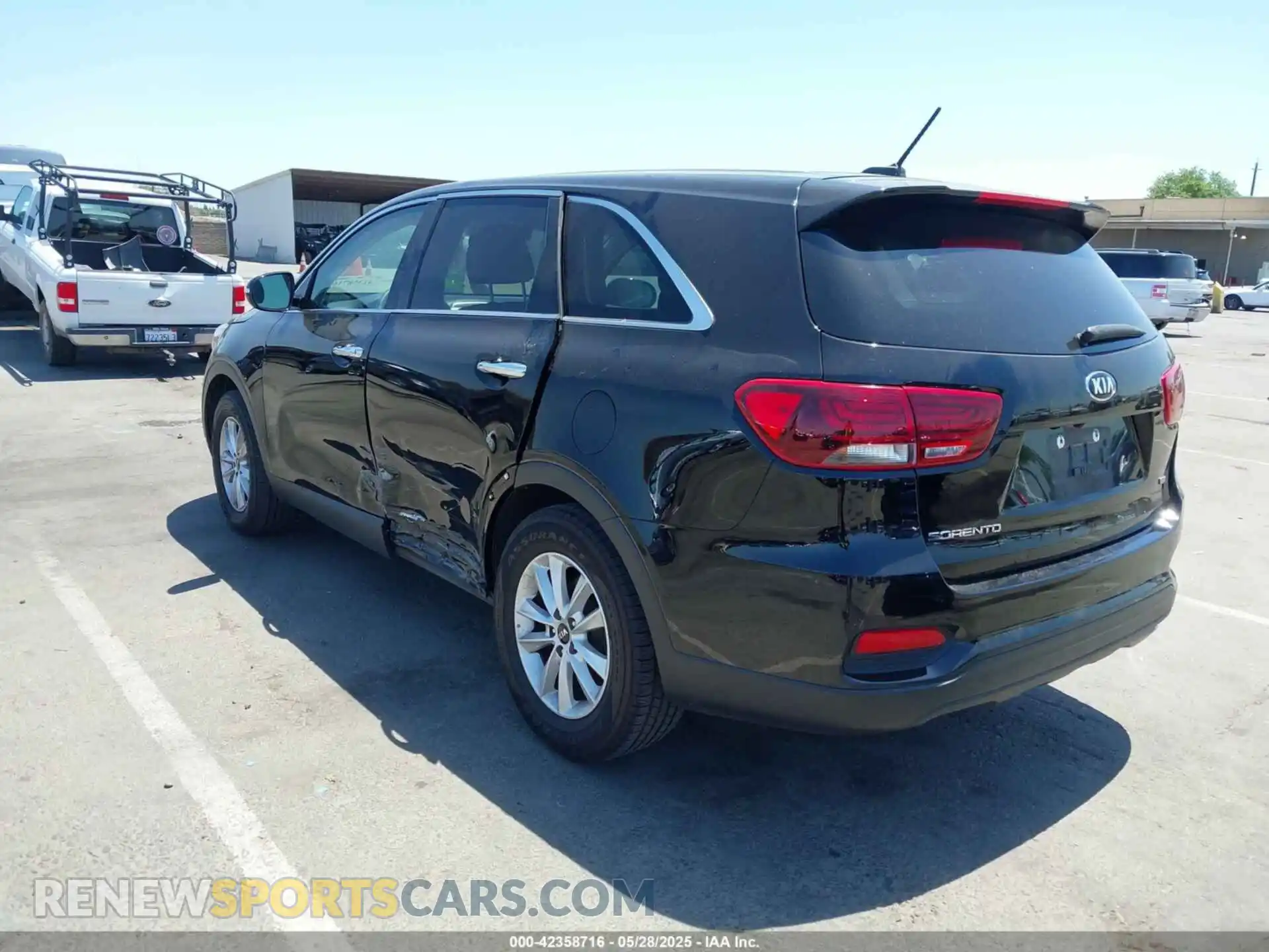 3 Photograph of a damaged car 5XYPG4A38KG573882 KIA SORENTO 2019