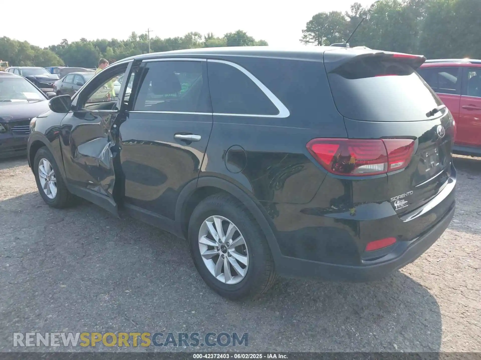 3 Photograph of a damaged car 5XYPG4A39KG533164 KIA SORENTO 2019
