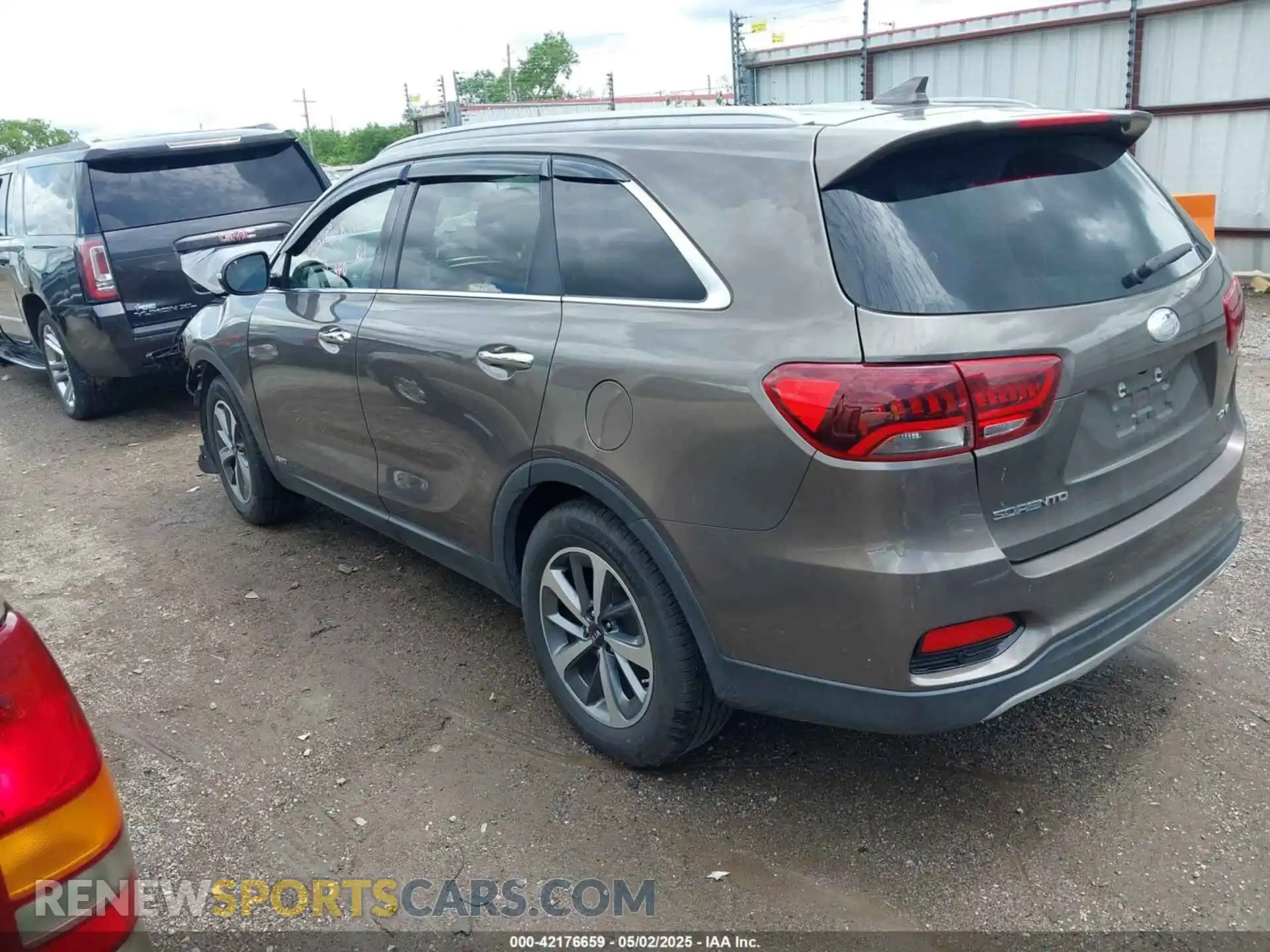 3 Photograph of a damaged car 5XYPHDA59KG453216 KIA SORENTO 2019