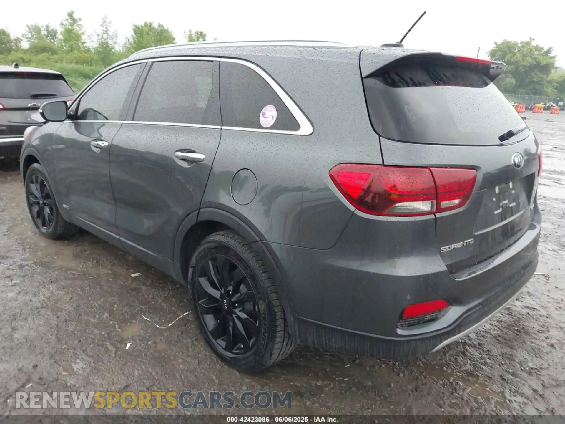 3 Photograph of a damaged car 5XYPHDA55LG667458 KIA SORENTO 2020