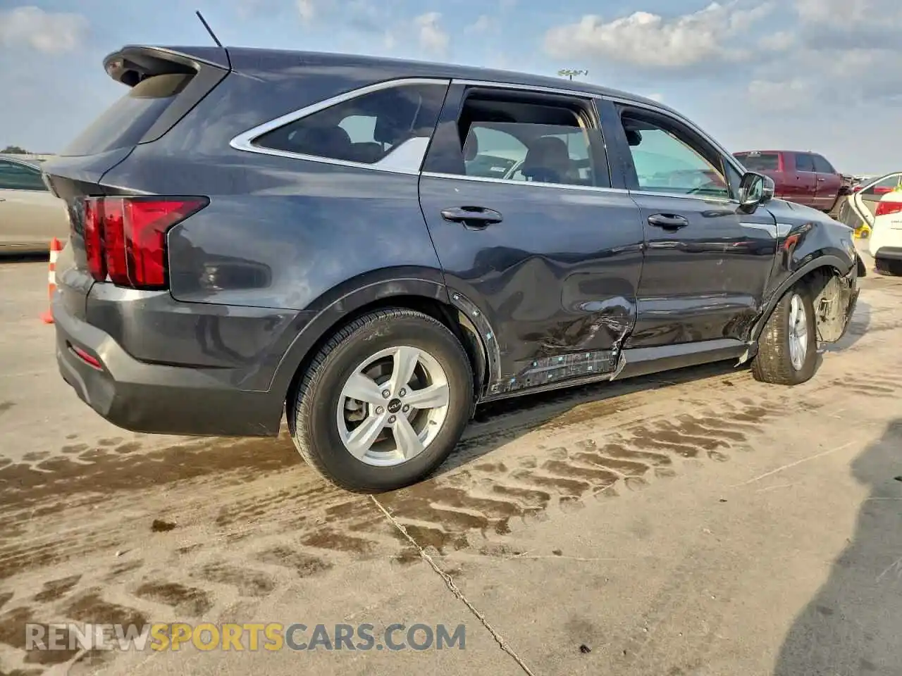 3 Photograph of a damaged car 5XYRG4LC6NG145609 KIA SORENTO 2022