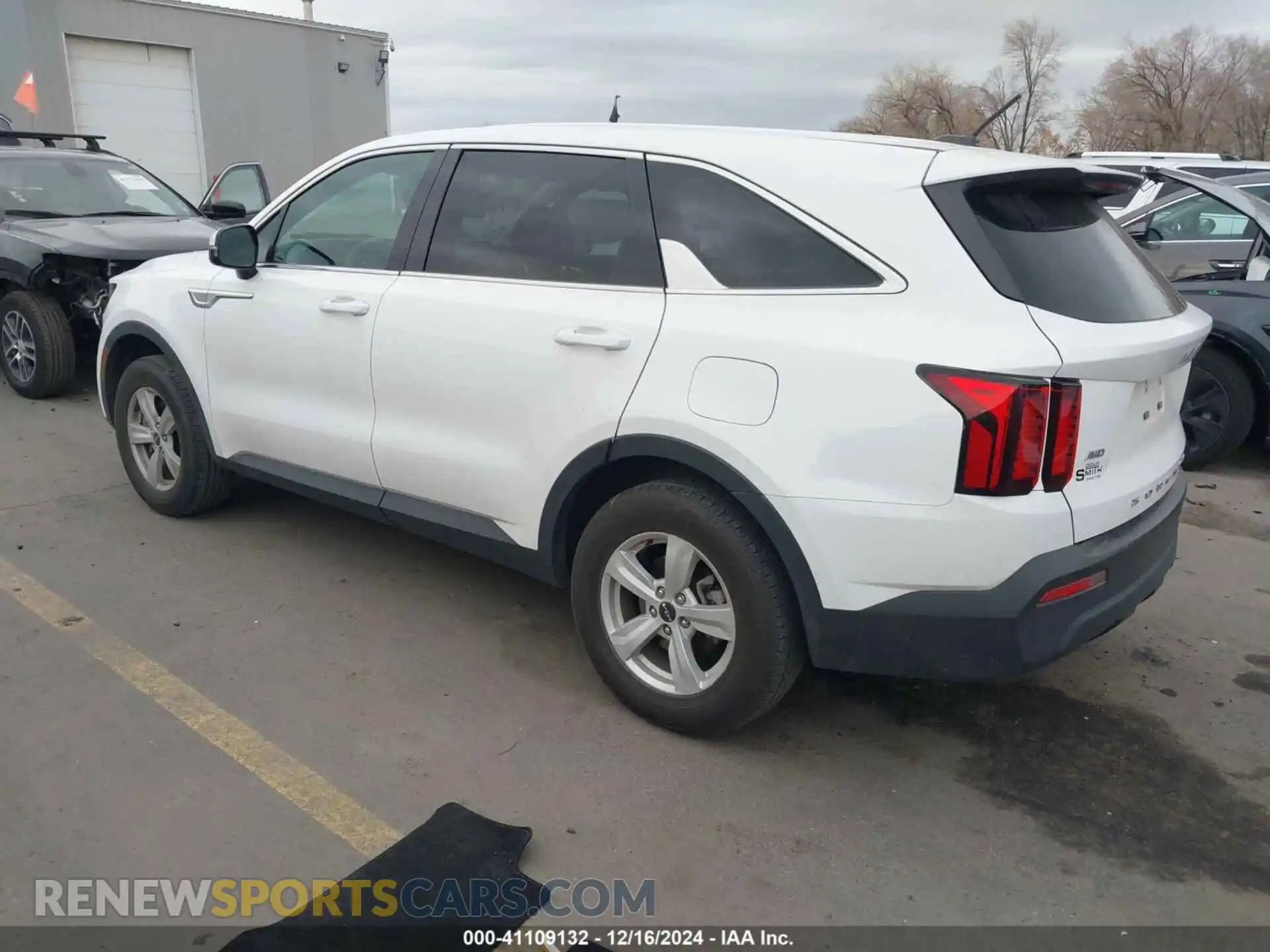3 Photograph of a damaged car 5XYRGDLC8NG072405 KIA SORENTO 2022