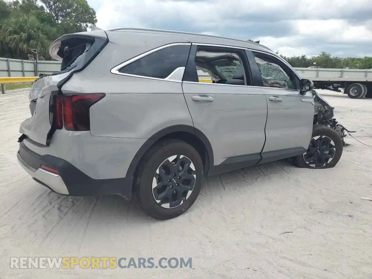 3 Photograph of a damaged car 5XYRL4JC5SG374955 KIA SORENTO 2025