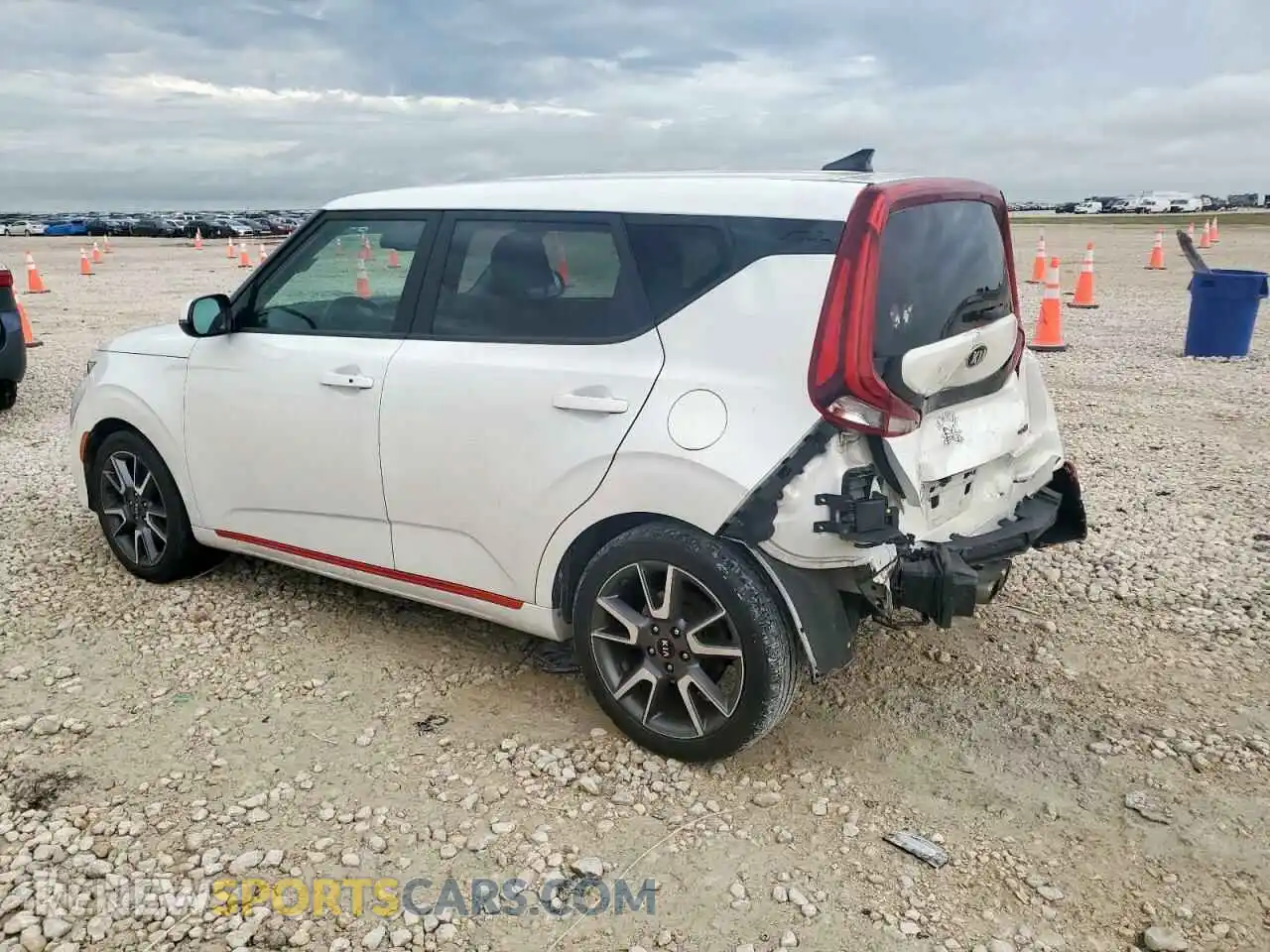 2 Photograph of a damaged car KNDJ53AF5L7061558 KIA SOUL 2020