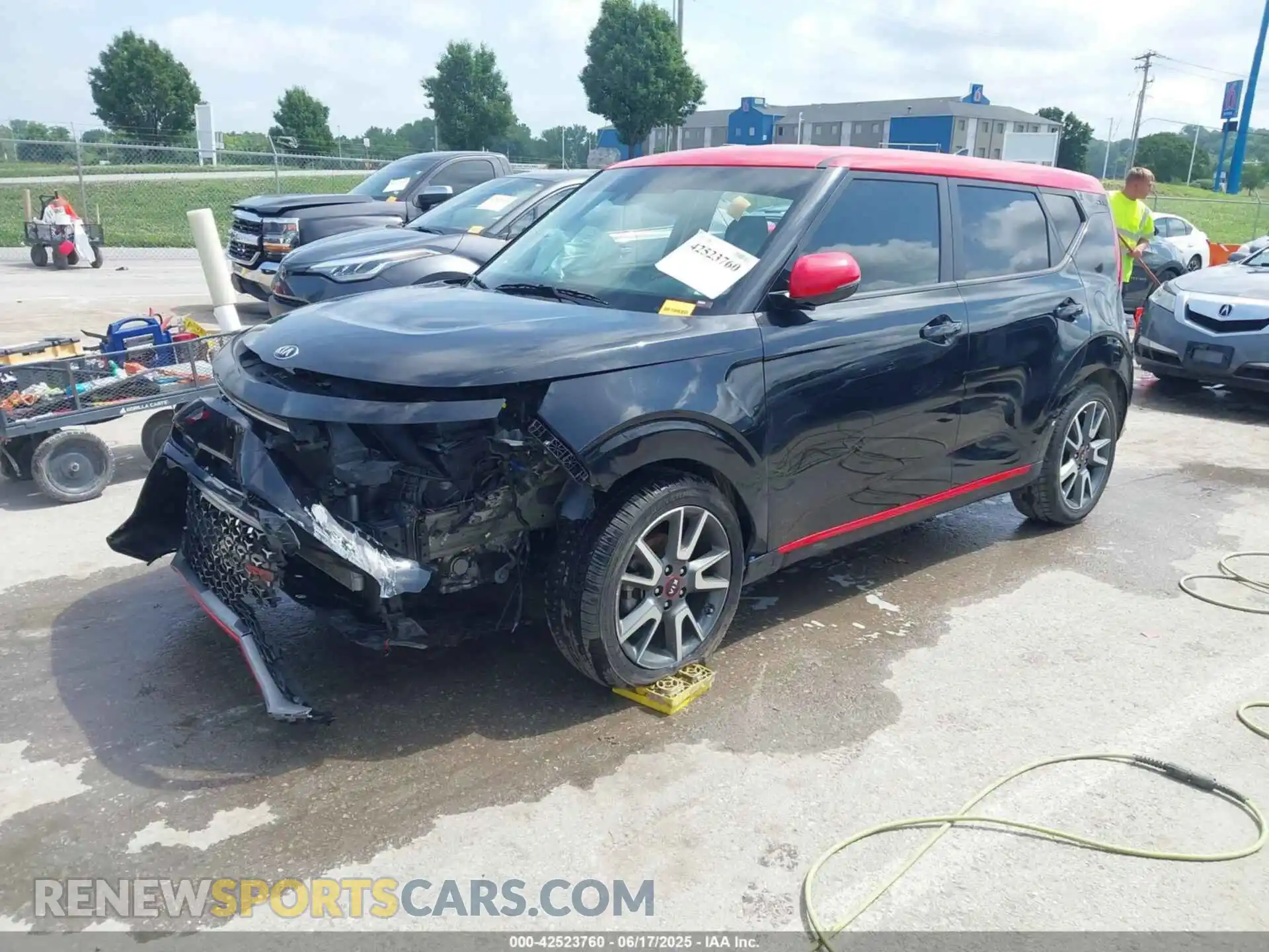 2 fotografías del automóvil dañado KNDJ63AU5L7104856 KIA SOUL 2020