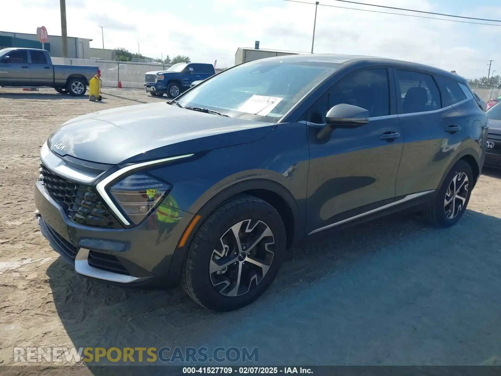 2 fotografías del automóvil dañado KNDPV3DF4S7365632 KIA SPORTAGE 2025
