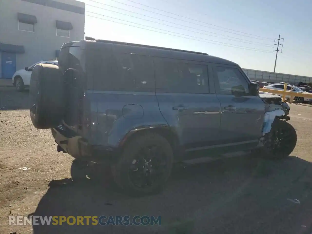 3 Фотография поврежденного автомобиля SALE37RU8M2041944 LAND ROVER DEFENDER 2021